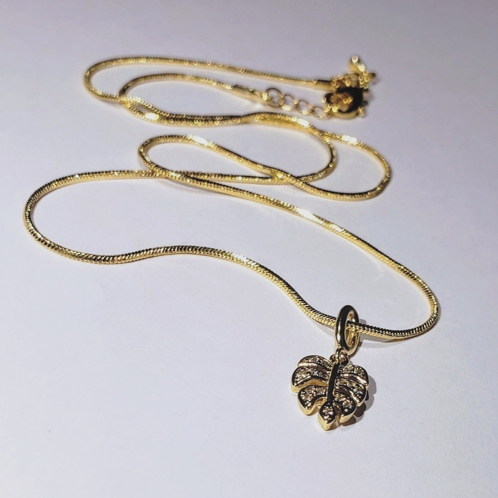 Zirconia monstera leaf on an 18 inch copper snake chain; nwot